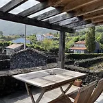 Vinea Lava Mit Blick Auf Wasser By Interhome *
