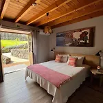 Vinea Lava Mit Blick Auf Wasser By Interhome Semesterbostad *