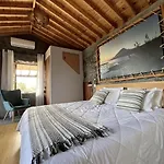 Vinea Lava Mit Blick Auf Wasser By Interhome