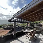 Vinea Lava Mit Blick Auf Wasser By Interhome * Canto da Areia