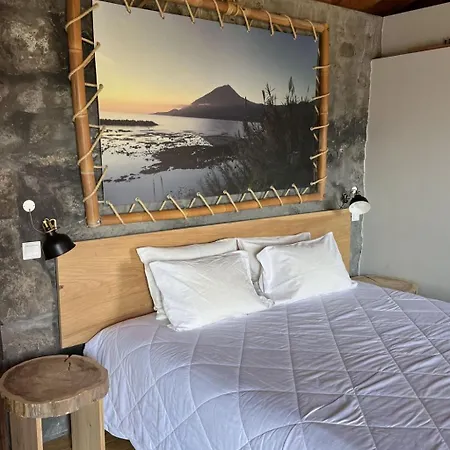 Vinea Lava Mit Blick Auf Wasser By Interhome