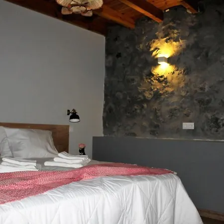 Vinea Lava Mit Blick Auf Wasser By Interhome *