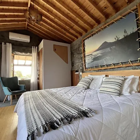 Vinea Lava Mit Blick Auf Wasser By Interhome