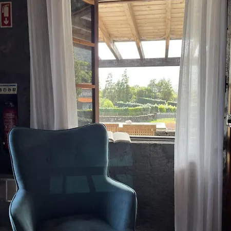 Vinea Lava Mit Blick Auf Wasser By Interhome