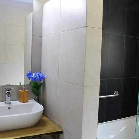 Vinea Lava Mit Blick Auf Wasser By Interhome