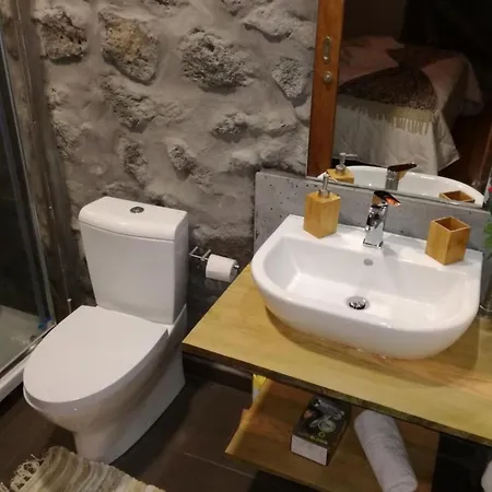 Vinea Lava Mit Blick Auf Wasser By Interhome