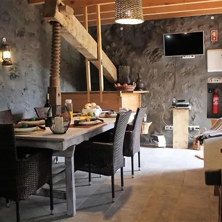 Vinea Lava Mit Blick Auf Wasser By Interhome * Canto da Areia