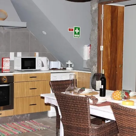 Vinea Lava Mit Blick Auf Wasser By Interhome *