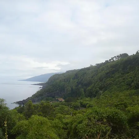 Vinea Lava Mit Blick Auf Wasser By Interhome