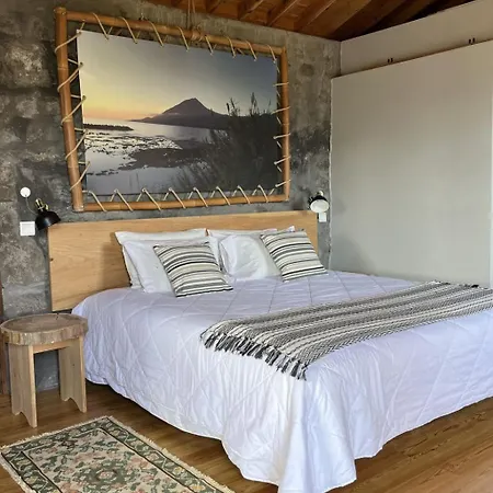 Vinea Lava Mit Blick Auf Wasser By Interhome