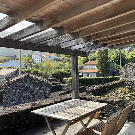 Vinea Lava Mit Blick Auf Wasser By Interhome *