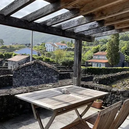 Vinea Lava Mit Blick Auf Wasser By Interhome *