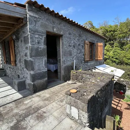 Vinea Lava Mit Blick Auf Wasser By Interhome *