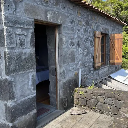 Vinea Lava Mit Blick Auf Wasser By Interhome