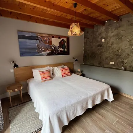 Vinea Lava Mit Blick Auf Wasser By Interhome