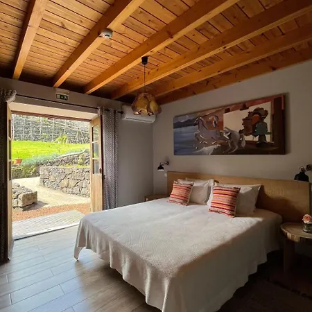 Vinea Lava Mit Blick Auf Wasser By Interhome