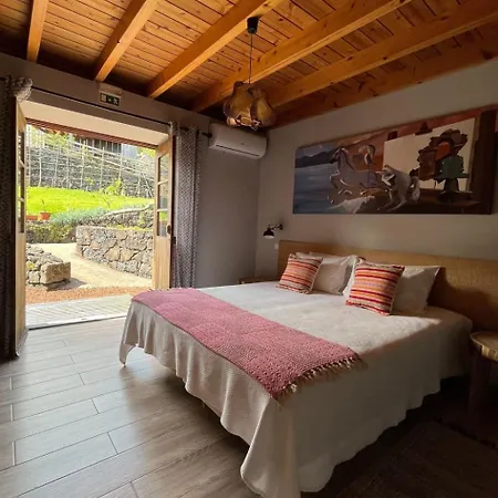 Vinea Lava Mit Blick Auf Wasser By Interhome