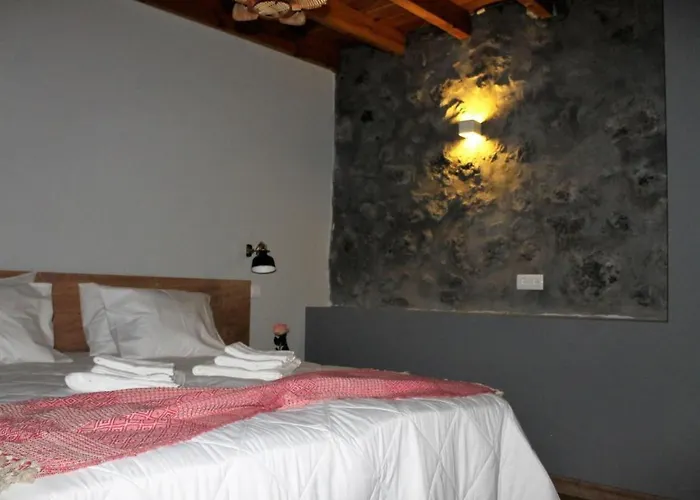 Vinea Lava Mit Blick Auf Wasser By Interhome *