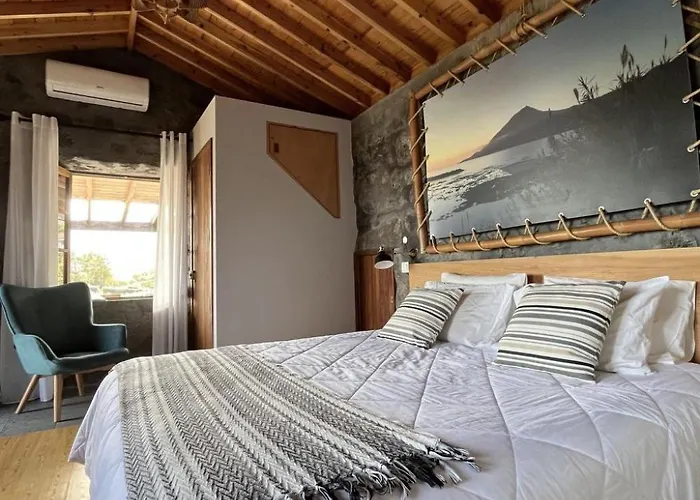 Vinea Lava Mit Blick Auf Wasser By Interhome