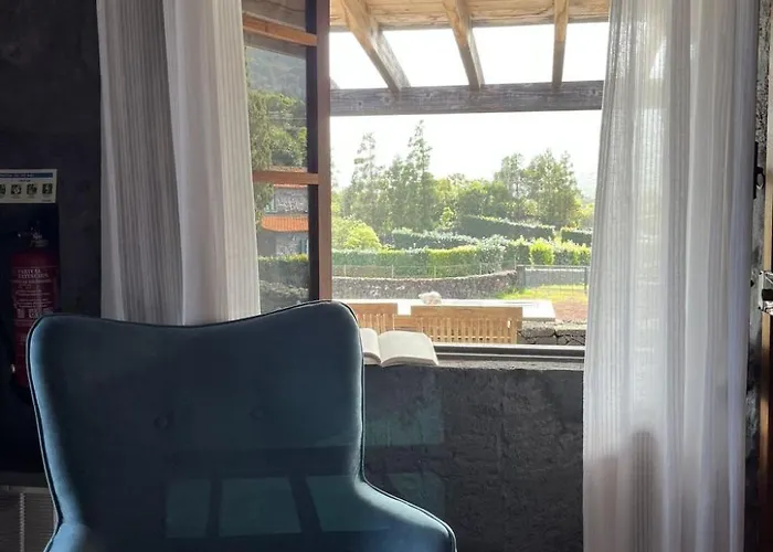 Vinea Lava Mit Blick Auf Wasser By Interhome