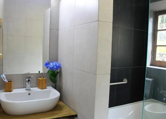 Vinea Lava Mit Blick Auf Wasser By Interhome