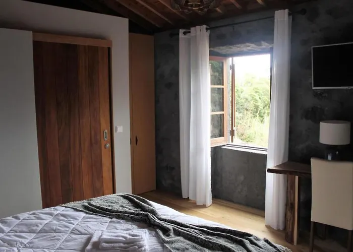 Vinea Lava Mit Blick Auf Wasser By Interhome * Canto da Areia