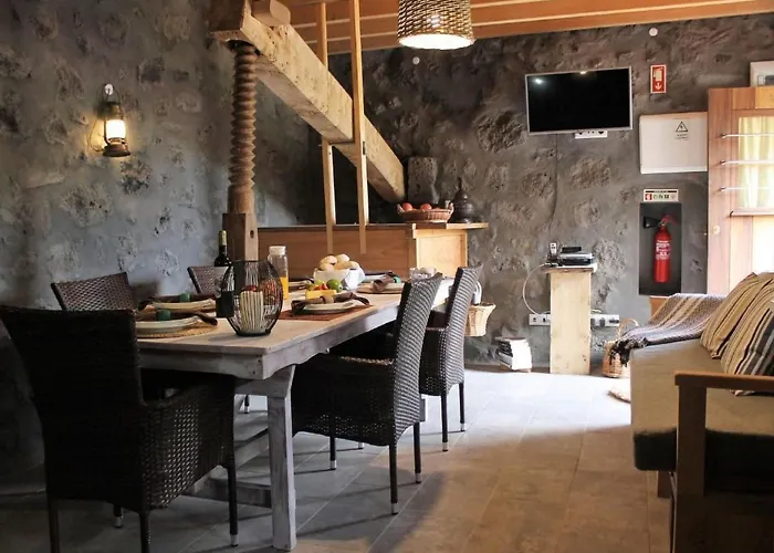 Vinea Lava Mit Blick Auf Wasser By Interhome * Canto da Areia