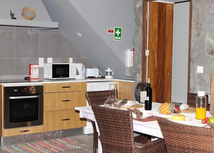 Vinea Lava Mit Blick Auf Wasser By Interhome *