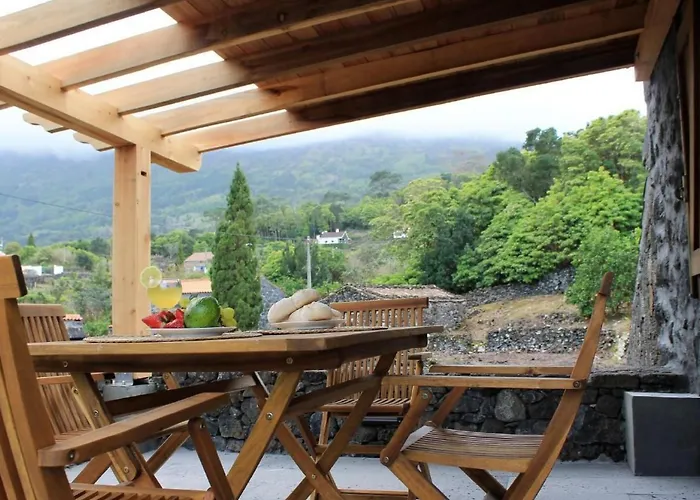 Vinea Lava Mit Blick Auf Wasser By Interhome Prázdninový dům