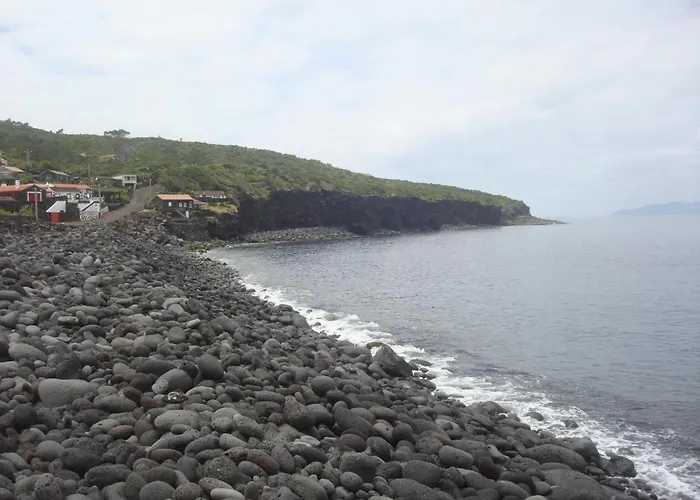 Vinea Lava Mit Blick Auf Wasser By Interhome