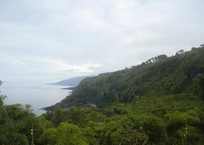 Vinea Lava Mit Blick Auf Wasser By Interhome