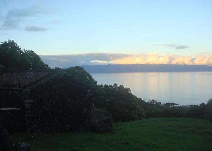 Vinea Lava Mit Blick Auf Wasser By Interhome Canto da Areia