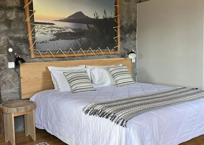 Vinea Lava Mit Blick Auf Wasser By Interhome