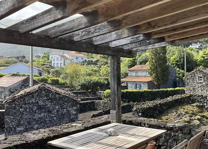 Vinea Lava Mit Blick Auf Wasser By Interhome *