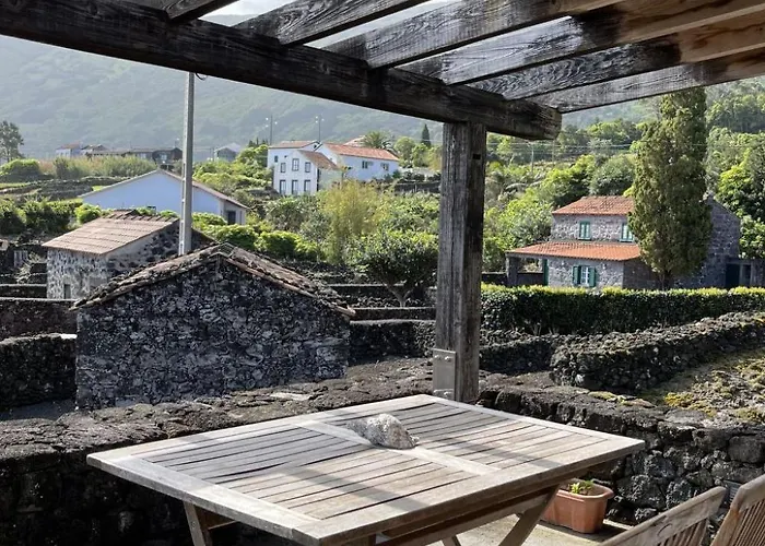 Vinea Lava Mit Blick Auf Wasser By Interhome *