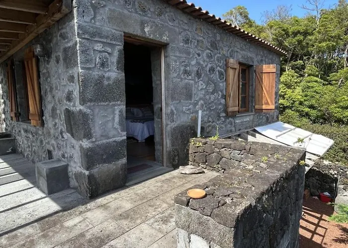 Vinea Lava Mit Blick Auf Wasser By Interhome *