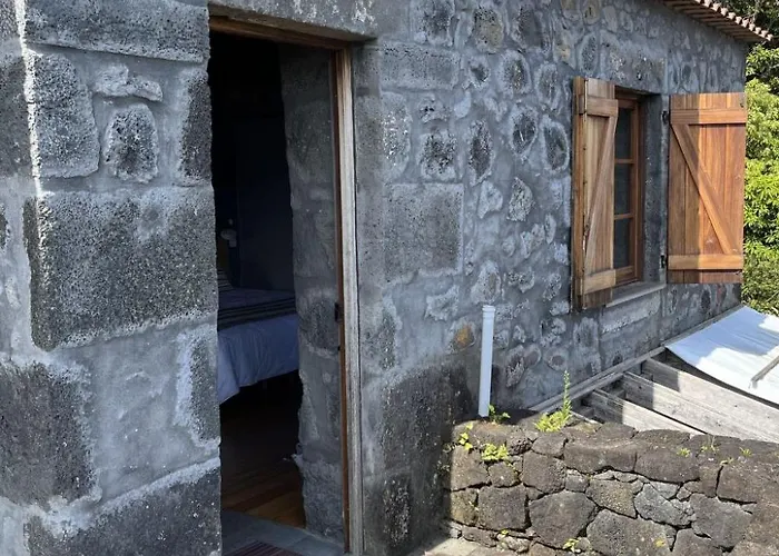 Vinea Lava Mit Blick Auf Wasser By Interhome