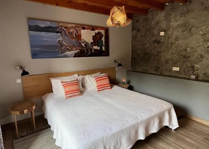 Vinea Lava Mit Blick Auf Wasser By Interhome