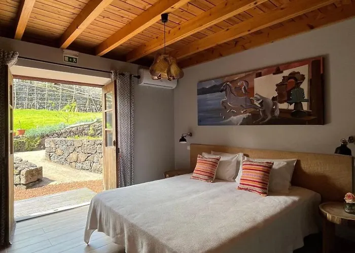 Vinea Lava Mit Blick Auf Wasser By Interhome