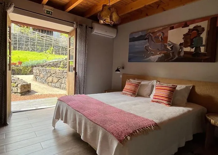 Vinea Lava Mit Blick Auf Wasser By Interhome