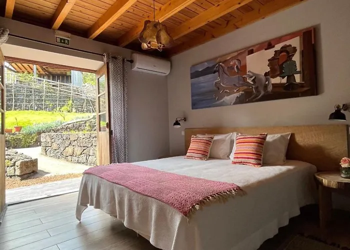 Vinea Lava Mit Blick Auf Wasser By Interhome *